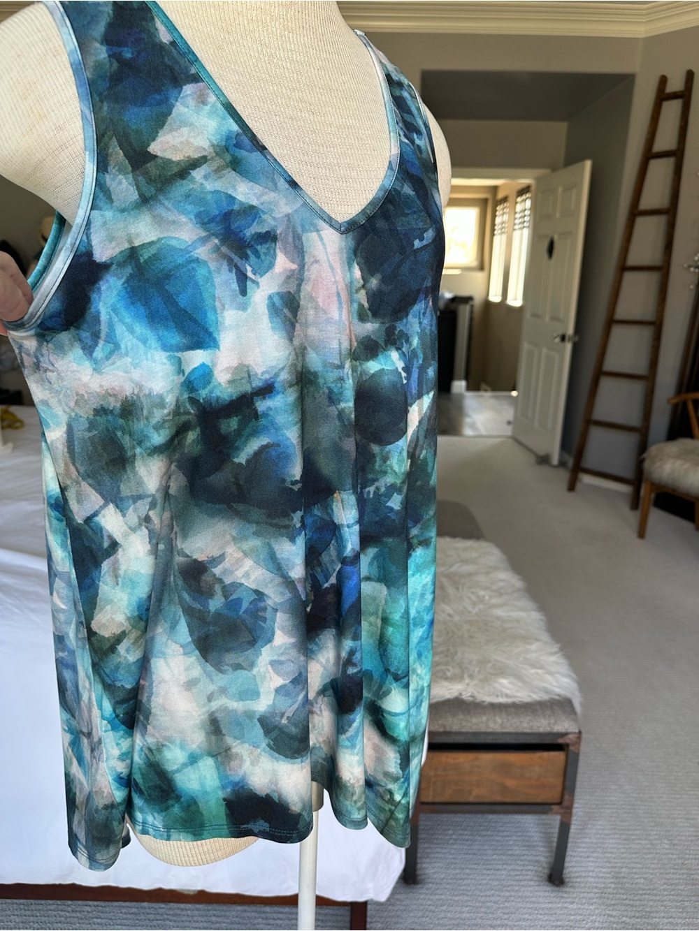 Karen Kane tank abstract asymmetrical V-Neck size XL
